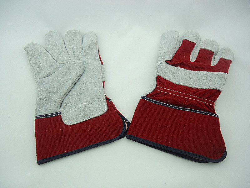 LEATHER GLOVE	 				 				 Package	BULK			 Packing (pcs) /Cuft	120/0.064CBM			 GW / NW (KGS)	15/14			